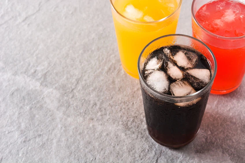 Dlaczego jest szkodliwy? Nadmierne spożycie produktów zawierających syrop glukozowo-fruktozowy stanowi zagrożenie dla zdrowia. Ma niekorzystny wpływ na wiele procesów metabolicznych zachodzących w ludzkim organizmie, w tym: 1. Zwiększa ryzyko rozwoju insulinooporności i cukrzycy typu II. 2. Prowadzi do reaktywnej hipoglikemii, czyli gwałtownych skoków insuliny i glukozy we krwi. 3. Zwiększa apetyt, zaburza odczuwanie głodu i sytości, przyczynia się do zjadania zbyt dużych porcji. 4. Sprzyja powiększaniu tkanki tłuszczowej, rozwojowi nadwagi i otyłości. 5. Zaburza procesy trawienne, zwiększa ryzyko rozwoju zespołu jelita drażliwego, a także chorób nowotworowych jelit. 6. Może przyczynić się do rozwoju zaćmy cukrzycowej. 7. Powoduje wzrost stężenia trójglicerydów we krwi, których nadmiar przyczynia się do rozwoju miażdżycy, choroby niedokrwiennej serca, zawałów, chorób nerek i stłuszczenia wątroby. 8. Zaburza metabolizm miedzi i prowadzi do anemii. 9. Osłabia naczynia krwionośne, serce, wątrobę i układ kostny. 10. Obniża odporność. Dlaczego jest szkodliwy? Nadmierne spożycie produktów zawierających syrop glukozowo-fruktozowy stanowi zagrożenie dla zdrowia. Ma niekorzystny wpływ na wiele procesów metabolicznych zachodzących w ludzkim organizmie, w tym: 1. Zwiększa ryzyko rozwoju insulinooporności i cukrzycy typu II. 2. Prowadzi do reaktywnej hipoglikemii, czyli gwałtownych skoków insuliny i glukozy we krwi. 3. Zwiększa apetyt, zaburza odczuwanie głodu i sytości, przyczynia się do zjadania zbyt dużych porcji. 4. Sprzyja powiększaniu tkanki tłuszczowej, rozwojowi nadwagi i otyłości. 5. Zaburza procesy trawienne, zwiększa ryzyko rozwoju zespołu jelita drażliwego, a także chorób nowotworowych jelit. 6. Może przyczynić się do rozwoju zaćmy cukrzycowej. 7. Powoduje wzrost stężenia trójglicerydów we krwi, których nadmiar przyczynia się do rozwoju miażdżycy, choroby niedokrwiennej serca, zawałów, chorób nerek i stłuszczenia wątroby. 8. Zaburza metabolizm miedzi i prowadzi do anemii. 9. Osłabia naczynia krwionośne, serce, wątrobę i układ kostny. 10. Obniża odporność.