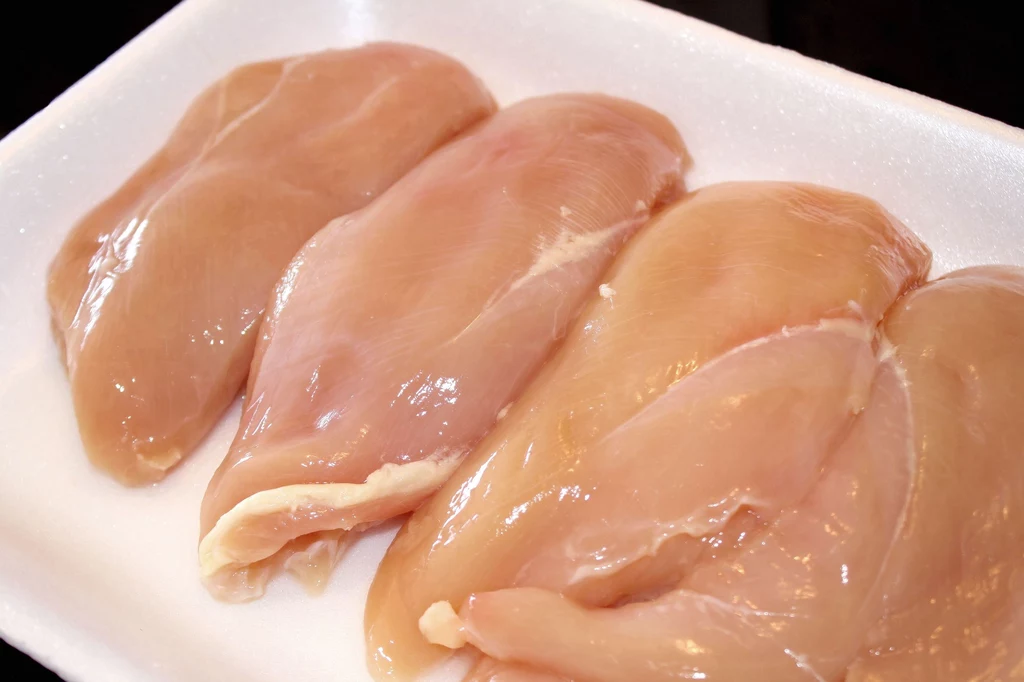 Mięso z kurczaka nie powinno być rozmrażane w ciepłej ani gorącej wodzie