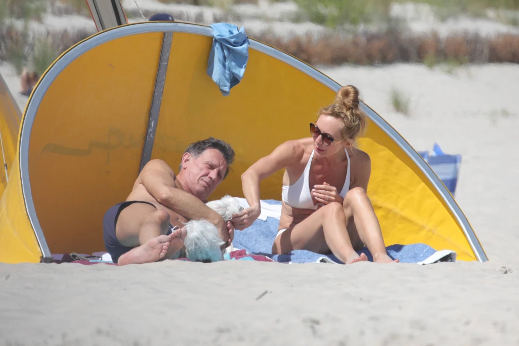 Jan Englert i Beata Ścibakówna nad morzem