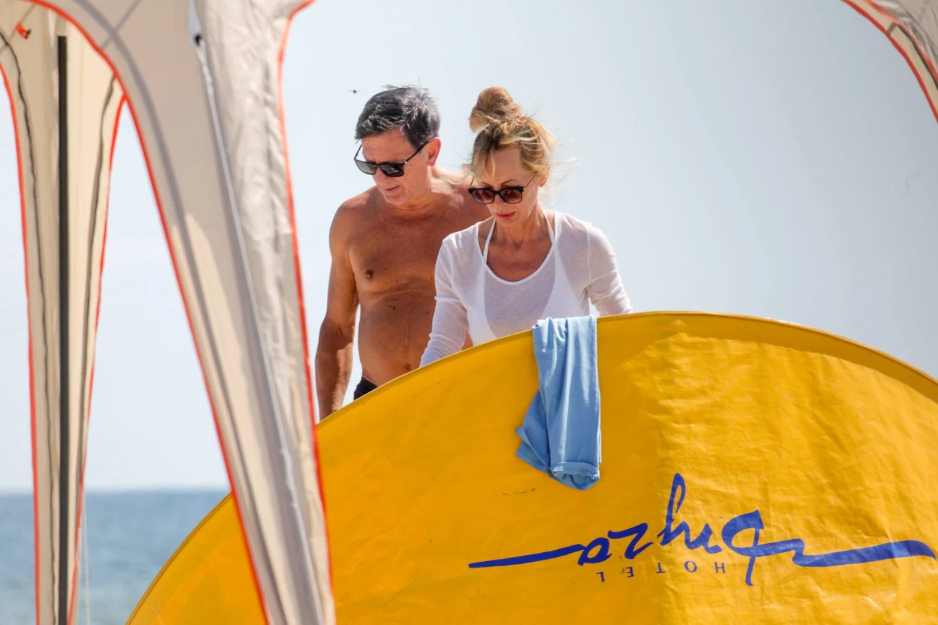 Jan Englert i Beata Ścibakówna nad morzem