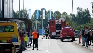 Służby na parkingu centrum budowlanego w Sosnowcu, gdzie w sobotę doszło do wybuchu butli z gazem.