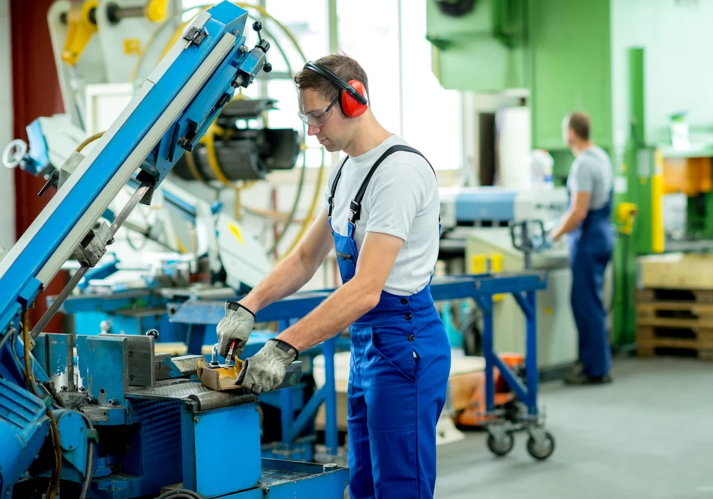Miesiąc temu ceny produkcji
sprzedanej przemysłu spadły zarówno w stosunku do
czerwca 2023 r. o 0,7%