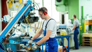 Wskaźnik PMI dla polskiego przemysłu odnotował lekką poprawę