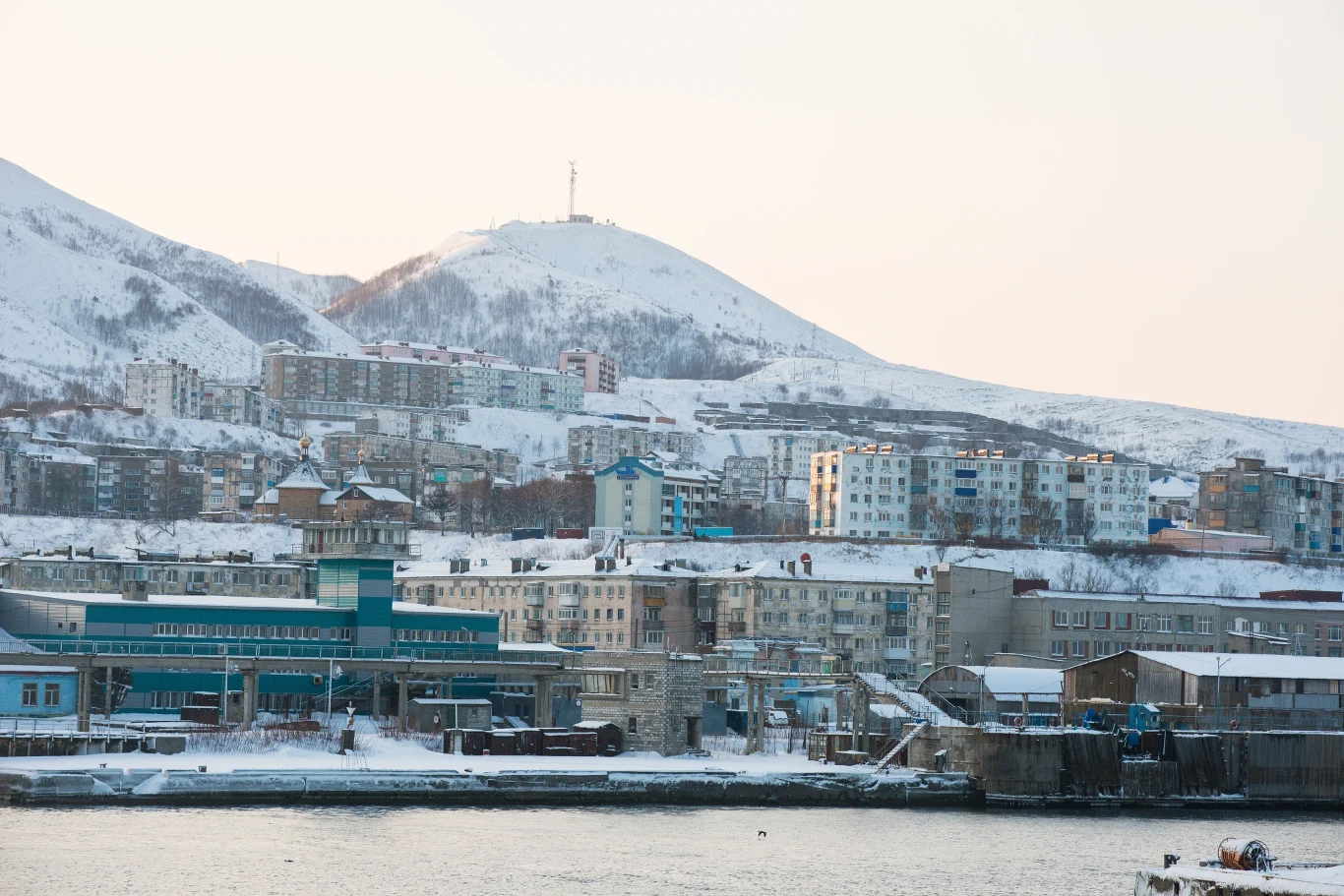 Dziś pozostały tu straszące brzydotą postsowieckie miasteczka i bardzo wysokie ceny. Dziś pozostały tu straszące brzydotą postsowieckie miasteczka i bardzo wysokie ceny.