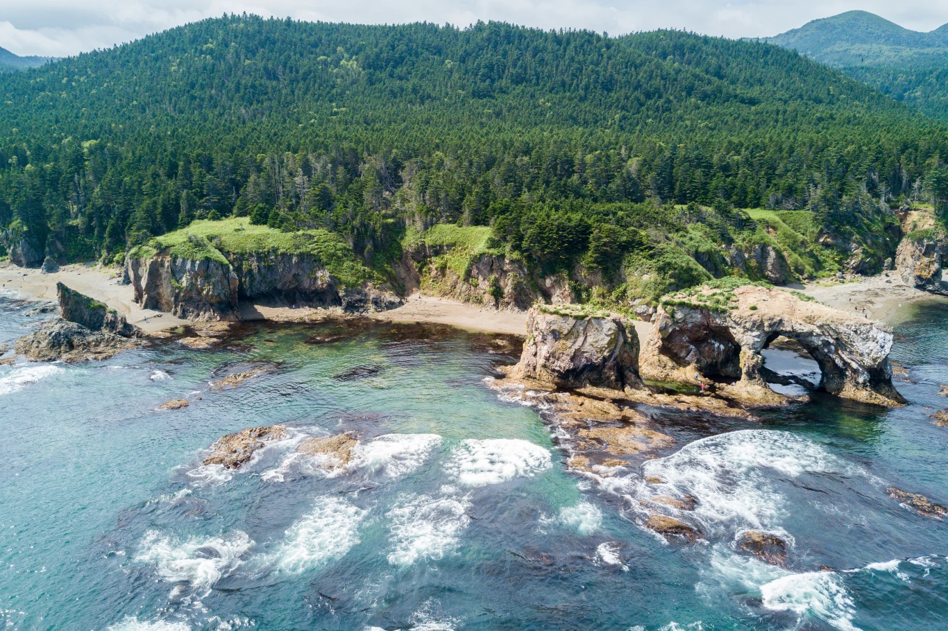 W drugiej połowie XIX wieku Sachalin stał się własnością Rosji i miejscem zsyłek. W 1890 roku przebywało tam niemal 6000 katorżników. W drugiej połowie XIX wieku Sachalin stał się własnością Rosji i miejscem zsyłek. W 1890 roku przebywało tam niemal 6000 katorżników.