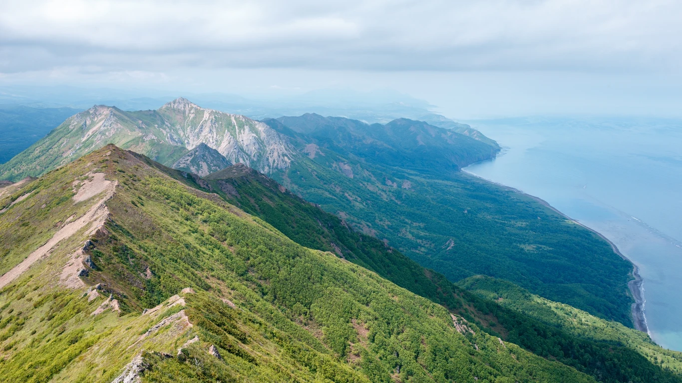 Wyspa o podłużnym kształcie ma 948 km długości. Wyspa o podłużnym kształcie ma 948 km długości.