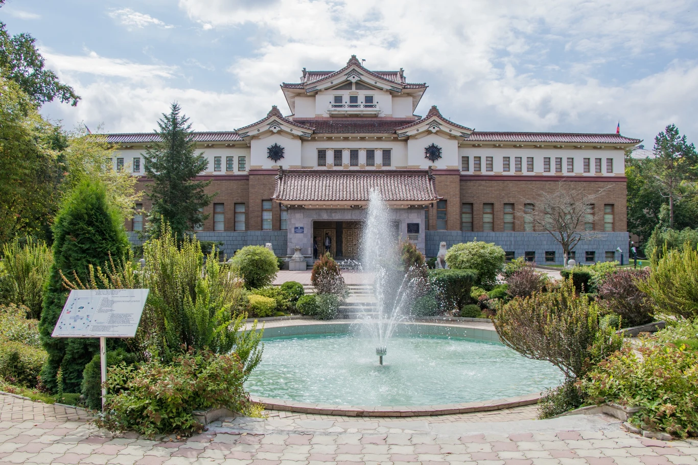 W czasach sowieckich wyspa była praktycznie gigantycznym odciętym od reszty Rosji garnizonem wojskowym. Zarobki były wysokie, a ludzie żyli bogato. W czasach sowieckich wyspa była praktycznie gigantycznym odciętym od reszty Rosji garnizonem wojskowym. Zarobki były wysokie, a ludzie żyli bogato.