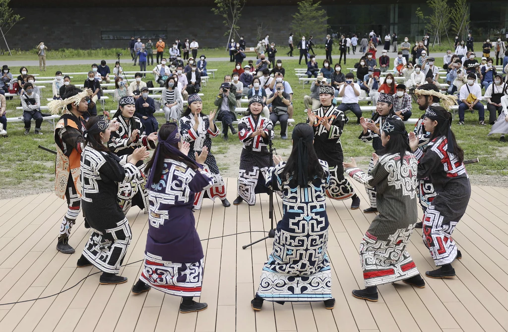 Fot. Otwarcie Muzeum Ajnów na Hokkaido, 12.07.2020 Obecnie kilkadziesiąt tysięcy Ajnów żyje na japońskiej wyspie Hokkaido. Ich język jest zagrożony wymarciem. Fot. Otwarcie Muzeum Ajnów na Hokkaido, 12.07.2020 Obecnie kilkadziesiąt tysięcy Ajnów żyje na japońskiej wyspie Hokkaido. Ich język jest zagrożony wymarciem.