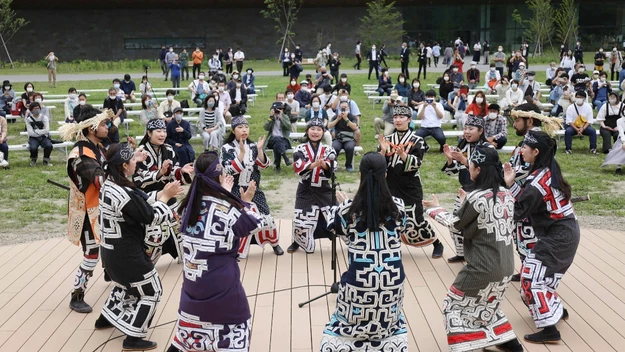 Fot. Otwarcie Muzeum Ajnów na Hokkaido, 12.07.2020

Obecnie kilkadziesiąt tysięcy Ajnów żyje na japońskiej wyspie Hokkaido. Ich język jest zagrożony wymarciem.