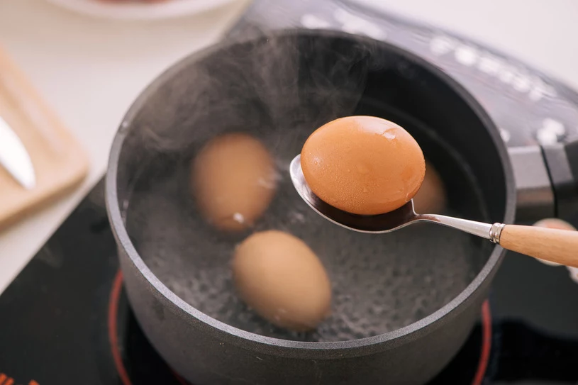 Jajka należy zanurzyć w wodzie w całości, w przeciwnym razie nie ugotują się równomiernie