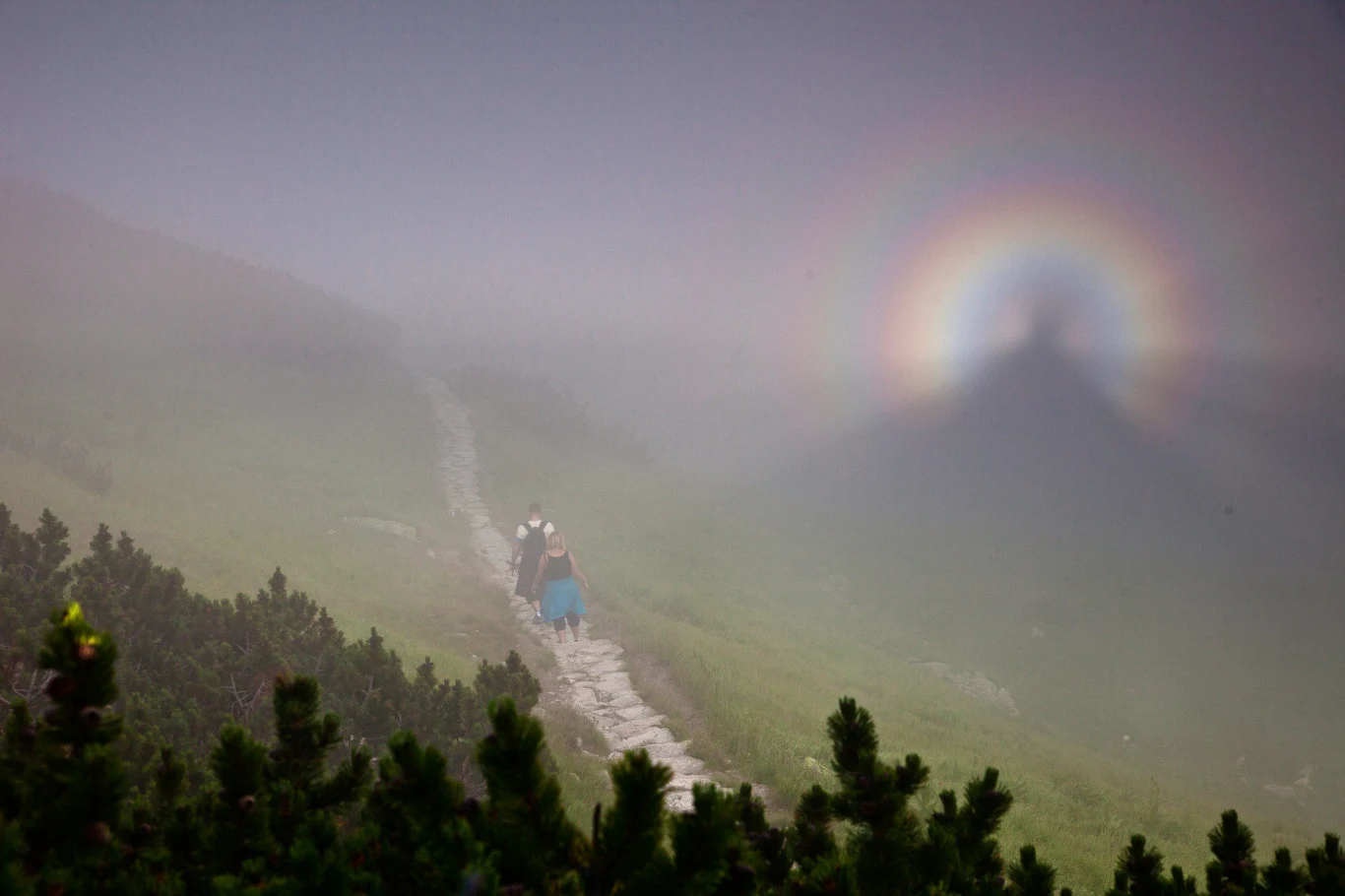 Widmo Brockenu w Tatrach. Wśród taterników istnieje przesąd, że człowiek, który zobaczył widmo Brockenu umrze w górach Widmo Brockenu w Tatrach. Wśród taterników istnieje przesąd, że człowiek, który zobaczył widmo Brockenu umrze w górach