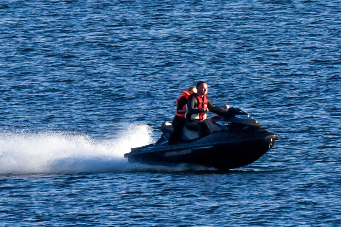 Andrzej Duda z córką Kingą na skuterze wodnym Andrzej Duda z córką Kingą na skuterze wodnym