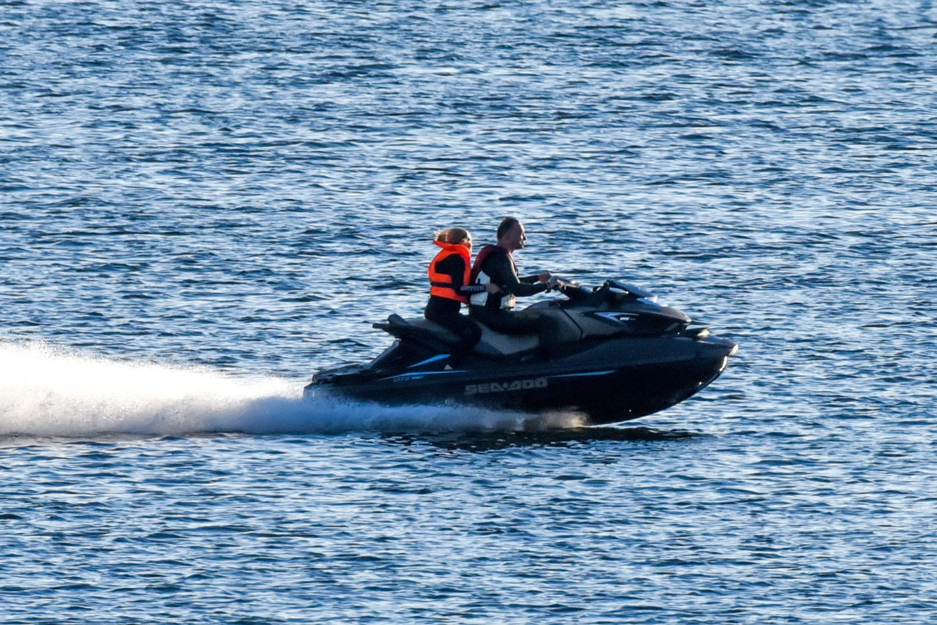 Andrzej Duda z córką Kingą na skuterze wodnym Andrzej Duda z córką Kingą na skuterze wodnym