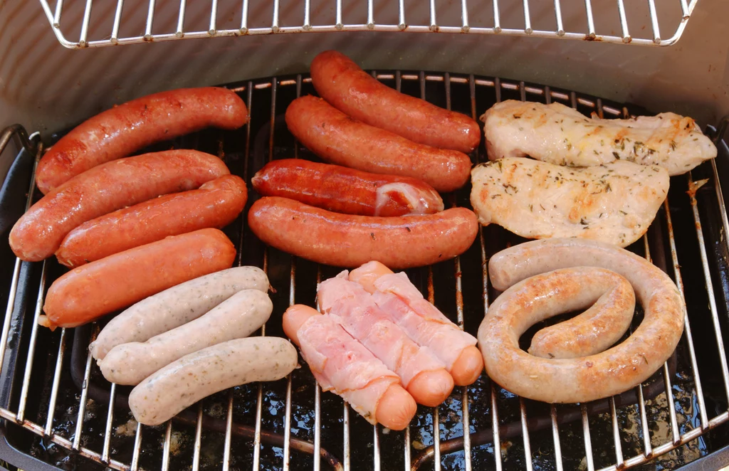 Podczas grillowania do żywności przedostają się wielopierścieniowe węglowodory aromatyczne (WWA) i policykliczne węglowodory aromatyczne (PAH). Powstają one na skutek spalania produktów - nie tylko drewna czy węgla, ale także np. asfaltu! Uszkadzają one łańcuch DNA, co w konsekwencji może prowadzić do rozwoju chorób nowotworowych. Te same węglowodory są obecne również w dymie tytoniowym! Do żywność, którą przypiekamy na grillu (np. przypalony chleb, kiełbasa czy warzywa) przedostają się rakotwórcze substancje. Oczywiście organizm może sobie z tym poradzić i teoretycznie powinien usunąć szkodliwe związki. Zawsze jednak istnieje ryzyko, że część z toksyn pozostanie i przekształci się w poważne schorzenie – tym bardziej, jeśli tego typu posiłki serwujemy sobie często. Czego kategorycznie powinno się unikać? Podczas grillowania do żywności przedostają się wielopierścieniowe węglowodory aromatyczne (WWA) i policykliczne węglowodory aromatyczne (PAH). Powstają one na skutek spalania produktów - nie tylko drewna czy węgla, ale także np. asfaltu! Uszkadzają one łańcuch DNA, co w konsekwencji może prowadzić do rozwoju chorób nowotworowych. Te same węglowodory są obecne również w dymie tytoniowym! Do żywność, którą przypiekamy na grillu (np. przypalony chleb, kiełbasa czy warzywa) przedostają się rakotwórcze substancje. Oczywiście organizm może sobie z tym poradzić i teoretycznie powinien usunąć szkodliwe związki. Zawsze jednak istnieje ryzyko, że część z toksyn pozostanie i przekształci się w poważne schorzenie – tym bardziej, jeśli tego typu posiłki serwujemy sobie często. Czego kategorycznie powinno się unikać?