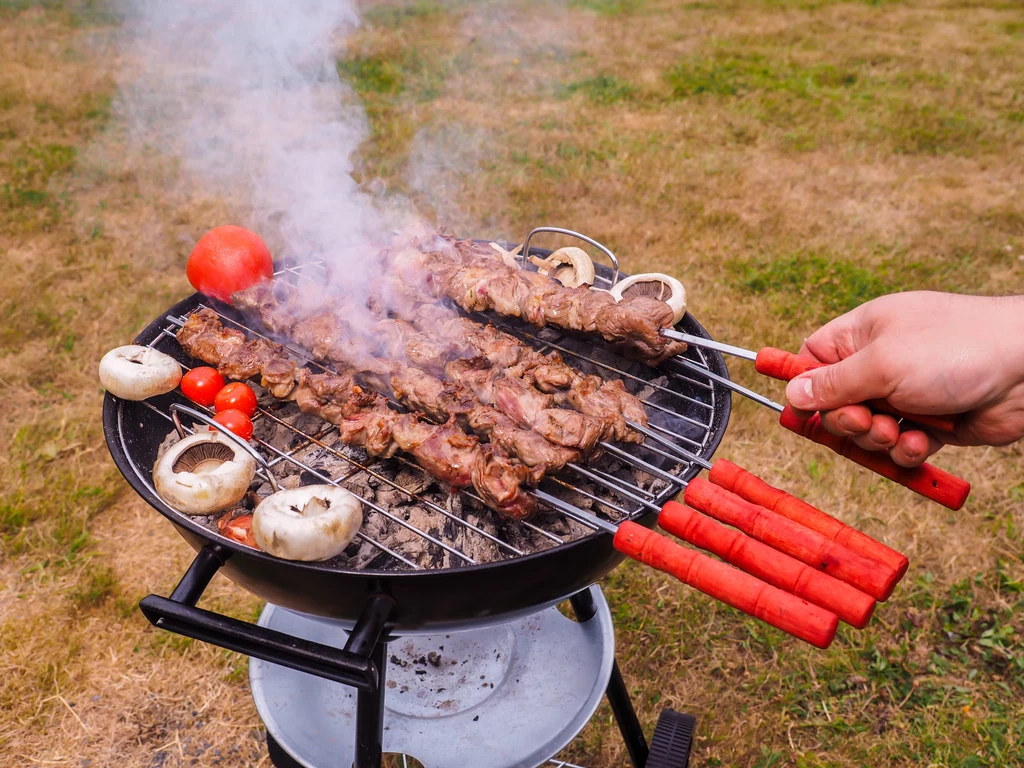 Tłuszcz, który spływa na brykiet tworzy bardzo groźną kombinację związków chemicznych – podobną do tych pochodzących ze smogu! Benzoapiren i benzoepiren znajdują się nie tylko w dymie, który wydziela się podczas tego typu obróbki, ale także osiada na produktach spożywczych, które nie są niczym osłonięte. Tłuszcz, który spływa na brykiet tworzy bardzo groźną kombinację związków chemicznych – podobną do tych pochodzących ze smogu! Benzoapiren i benzoepiren znajdują się nie tylko w dymie, który wydziela się podczas tego typu obróbki, ale także osiada na produktach spożywczych, które nie są niczym osłonięte.