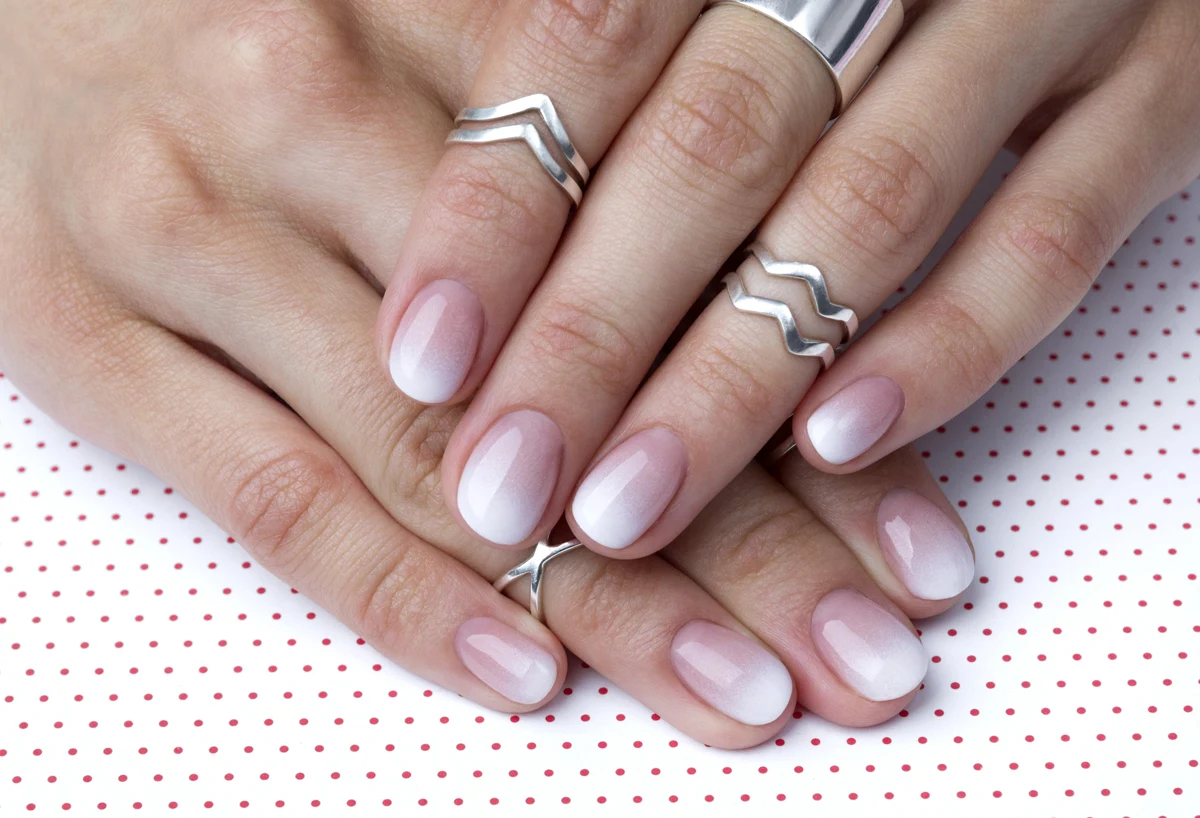 Manicure baby boomer to klasyka wśród stylizacji ombre