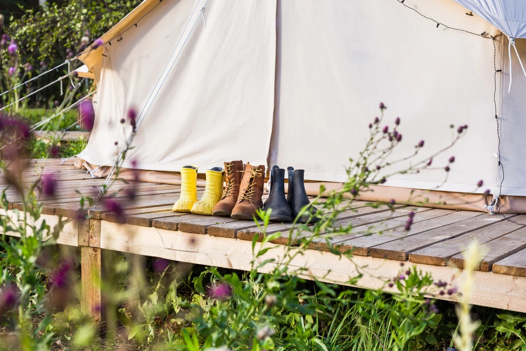 Glamping to sposób na połączenie luksusu z bliskością natury