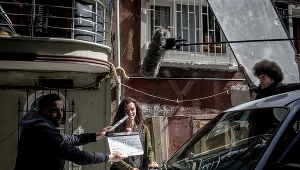 Ozge Ozpirincci na planie tureckiej produkcji telewizyjnej "Kadin" 