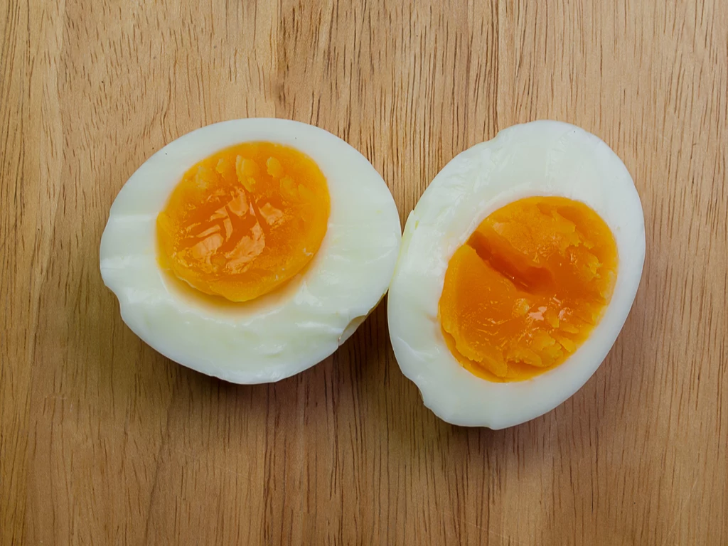 Gotowanie jajek to pozornie banalna czynność, ale i tu coś może pójść nie tak