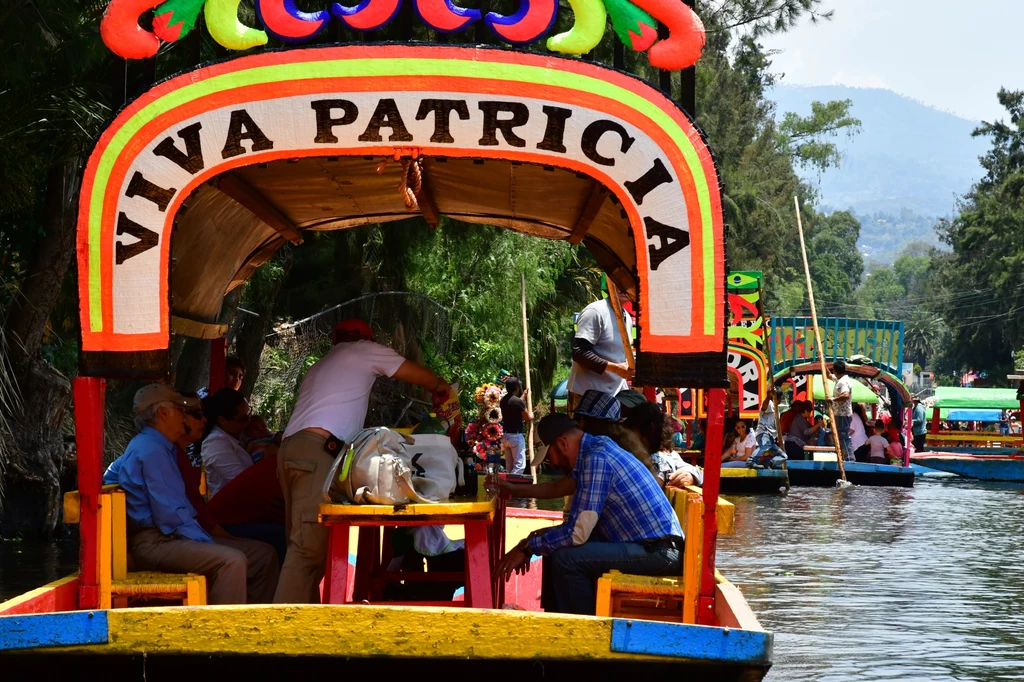 Porozdzielane dziesiątkami kanałów wysepki chinampas zostały nawet wpisane na listę światowego dziedzictwa UNESCO. To pozostałość dawnego jeziora Xochimilko, dziś atrakcja turystyczna i rolnicza enklawa w wielkim mieście. Porozdzielane dziesiątkami kanałów wysepki chinampas zostały nawet wpisane na listę światowego dziedzictwa UNESCO. To pozostałość dawnego jeziora Xochimilko, dziś atrakcja turystyczna i rolnicza enklawa w wielkim mieście.