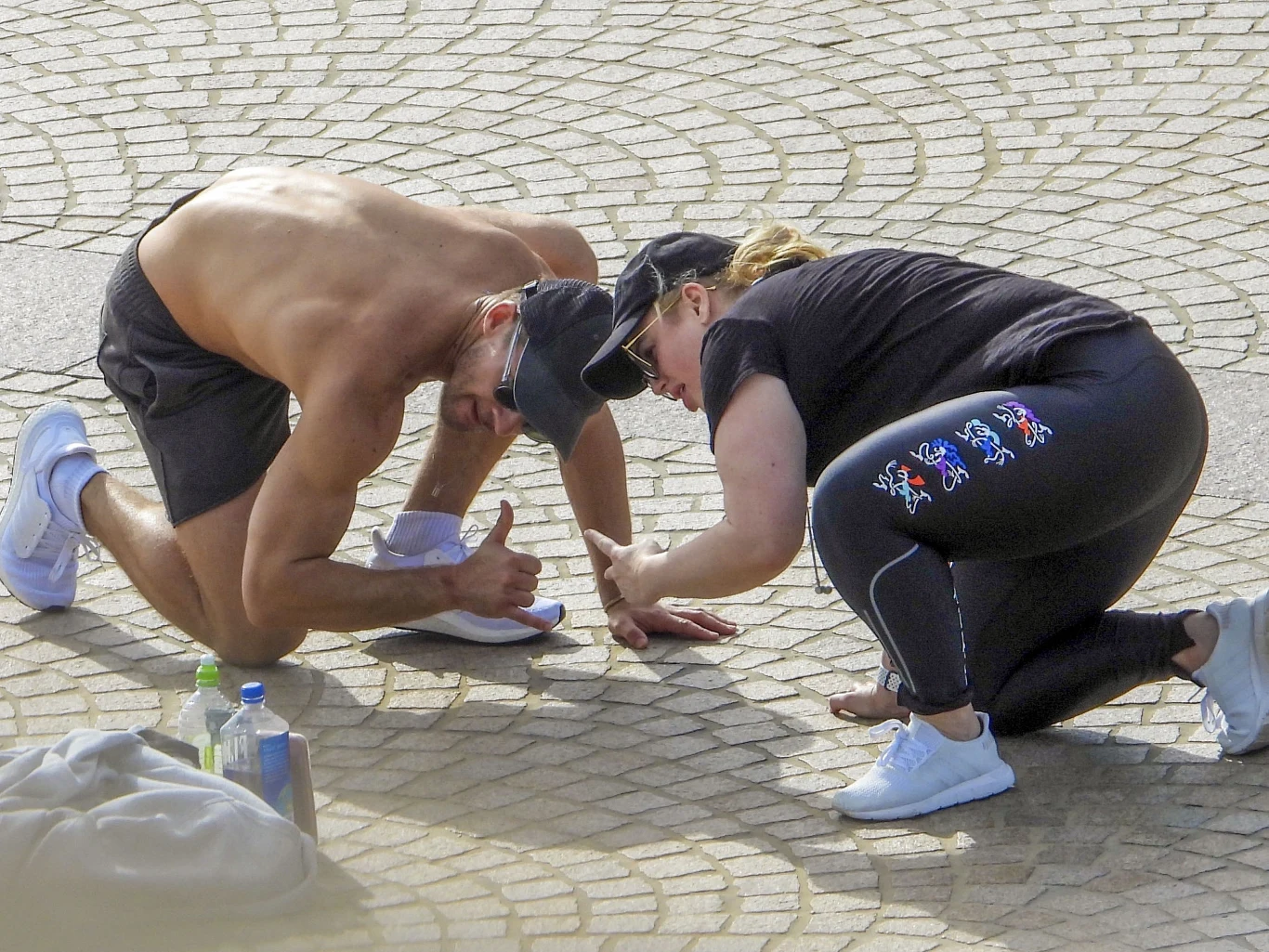 Najnowsza instagramowa relacja Wilson pokazuje efekty odchudzania gwiazdy. Na malowniczych fotografiach wykonanych na szczycie klifu w Palm Beach w Australii pozuje ona ubrana w obcisły strój. Rezultaty regularnych ćwiczeń, które aktorka wykonuje pod okiem wykwalifikowanego trenera, widać gołym okiem.

(PAP Life) 