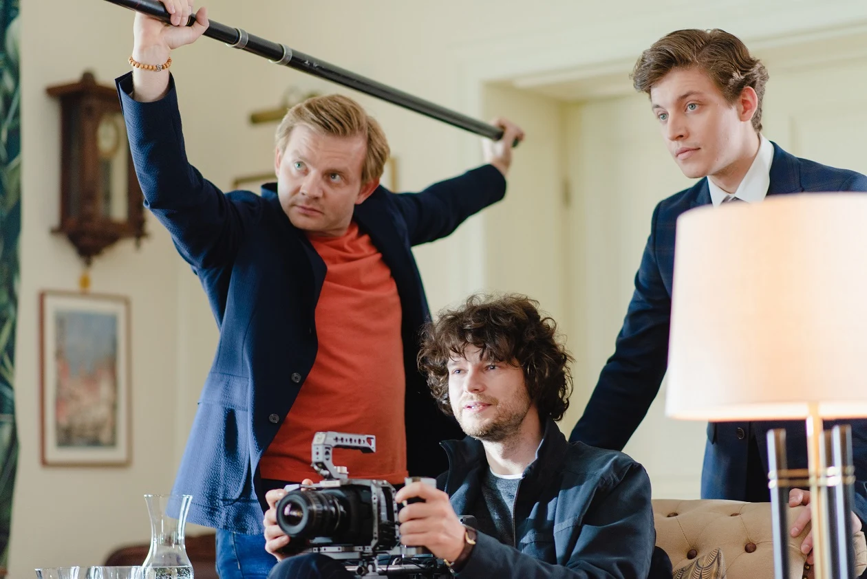 Duża dawka rozbrajającego humoru, zaskakujące zwroty akcji plus nieustające emocje - to komediowy strzał w dziesiątkę i świetna zabawa dla widzów obojga płci. Przyjmijcie zaproszenie na największe polskie wesele i bawcie się, jak nigdy dotąd! 