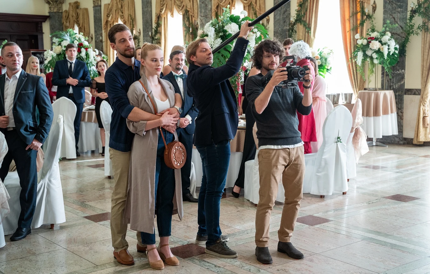 Oferuje, że wspólnie z bratem nakręci film z przygotowań do ślubu jej syna. Lecz tak naprawdę ma tylko jeden cel - uwieść i zdobyć serce Oli. A nie będzie to łatwe, bo wesele, na którym się zatrudnił, to impreza, jakiej jeszcze nie było: uczta na Zamku Królewskim, tysiące gości, w tym prezydent, rekiny biznesu, celebryci i VIP-y, do tego topowe zespoły przygrywające do kotleta i fajerwerki, które rozświetlą całą Warszawę. Po prostu największe polskie wesele!