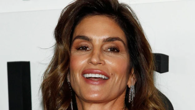 Cindy Crawford to jedna z najpopularniejszych gwiazd na świecie. Mimo upływającego czasu 54-letnia modelka nadal zachwyca wyglądem.

Ma idealną figurę, której pozazdrościć mogłaby jej niejedna młodsza koleżanka z branży. Na oficjalnych wydarzeniach zawsze wygląda rewelacyjnie. Dba nie tylko o nienaganny strój, ale też o fryzurę i makijaż. 