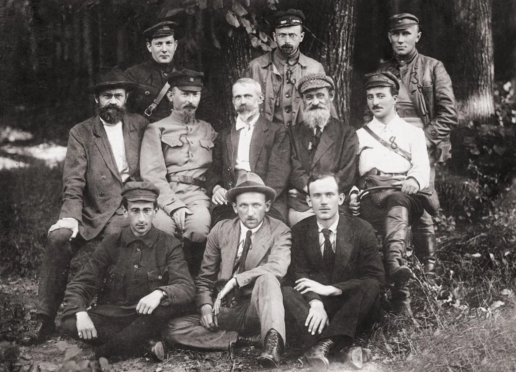 Polrewkom, początek sierpnia 1920. W środkowym rzędzie od lewej: Iwan Skworcow-Stiepanow, Feliks Dzierżyński, Julian Marchlewski, Feliks Kon