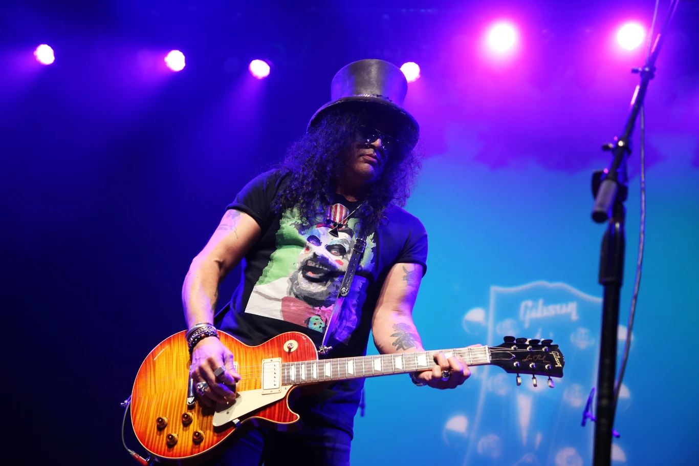 W 2016 r. doszło do głośnego pojednania Slash i Duffa McKagana z Axlem Rose'em, który został jedynym członkiem Guns N' Roses z najsłynniejszego składu. Efektem było "reunion" grupy, która ruszyła w światowy objazd "Not in This Lifetime... Tour" (trzecia najbardziej dochodowa trasa w historii). W jednym z ostatnich wywiadów Slash zdradził, że czas pandemii koronawirusa i przymusowe zamknięcie wykorzystuje do pracy nad nowymi utworami Guns N' Roses. Ostatni studyjny album grupy to "Chinese Democracy" z 2008 r. - ukazał się on po 15 latach od płyty "Spaghetti Incident?" zawierającej covery głównie gwiazd punk rocka, jak The Damned, U.K. Subs, New York Dolls i The Stooges. Był to zarazem ostatni materiał Gunsów nagrany z udziałem Slasha, Duffa McKagana i perkusisty Matta Soruma.