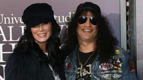 Slash po rozwodzie z Perlą ponownie zaczął spotykać się z Meegan Hodges. Byli już parą za czasów Guns N' Roses - jego nowa wybranka mieszkała razem z Erin Everly, ówczesną żoną Axla Rose'a, wokalisty Gunsów.

Na zdjęciu Meegan i Slash w 2018 r.