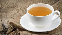 Lepiej nie łączyć zielonej herbaty z innymi ziołami, bo nigdy nie wiemy na pewno, jak poszczególne kombinacje zadziałają na organizm. I nie chodzi tylko o łączenie suszu w jednej filiżance; jeśli pijemy zieloną herbatę, danego dnia nie zaparzajmy sobie już innych ziół.