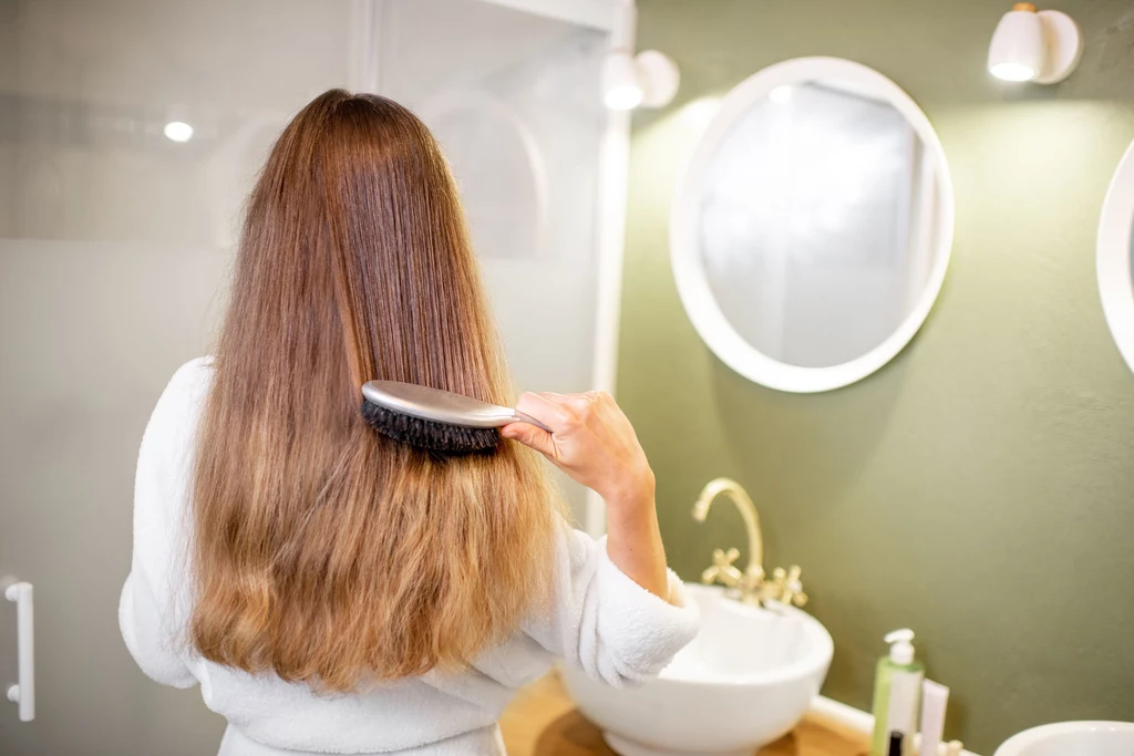 Właściwe czesanie włosów może je wzmocnić i przyspieszyć ich wzrost 