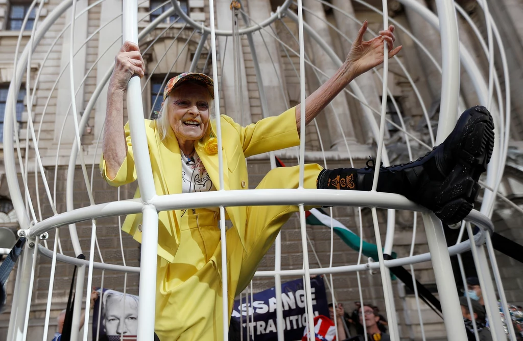 Sama Vivienne, choć ma 79 lat, nie straciła punkowego temperamentu. Dalej kocha mocne kolory, nie rezygnuje z awangardowego makijażu i jest w świetnej formie fizycznej. Sama Vivienne, choć ma 79 lat, nie straciła punkowego temperamentu. Dalej kocha mocne kolory, nie rezygnuje z awangardowego makijażu i jest w świetnej formie fizycznej.
