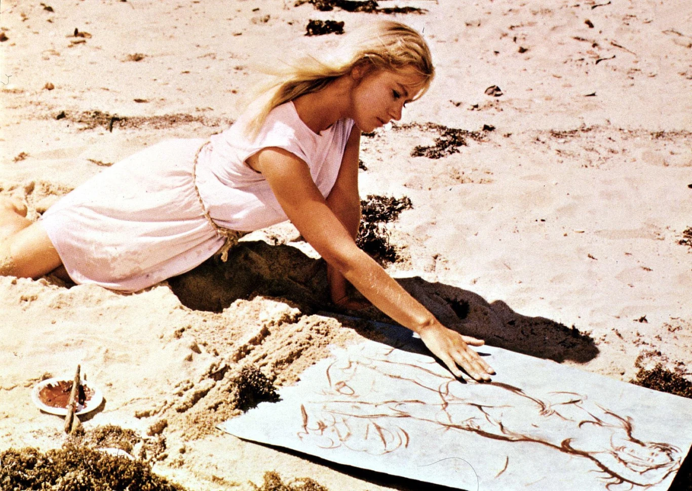 Filmowa kariera Mirren rozpoczęła się od występu w "Herostratusie" (1967). Pierwszą główną rolę otrzymała już dwa lata później w australijskim filmie Michaela Powella "Wena", gdzie zagrała muzę zmagającego się z kryzysem twórczym malarza.