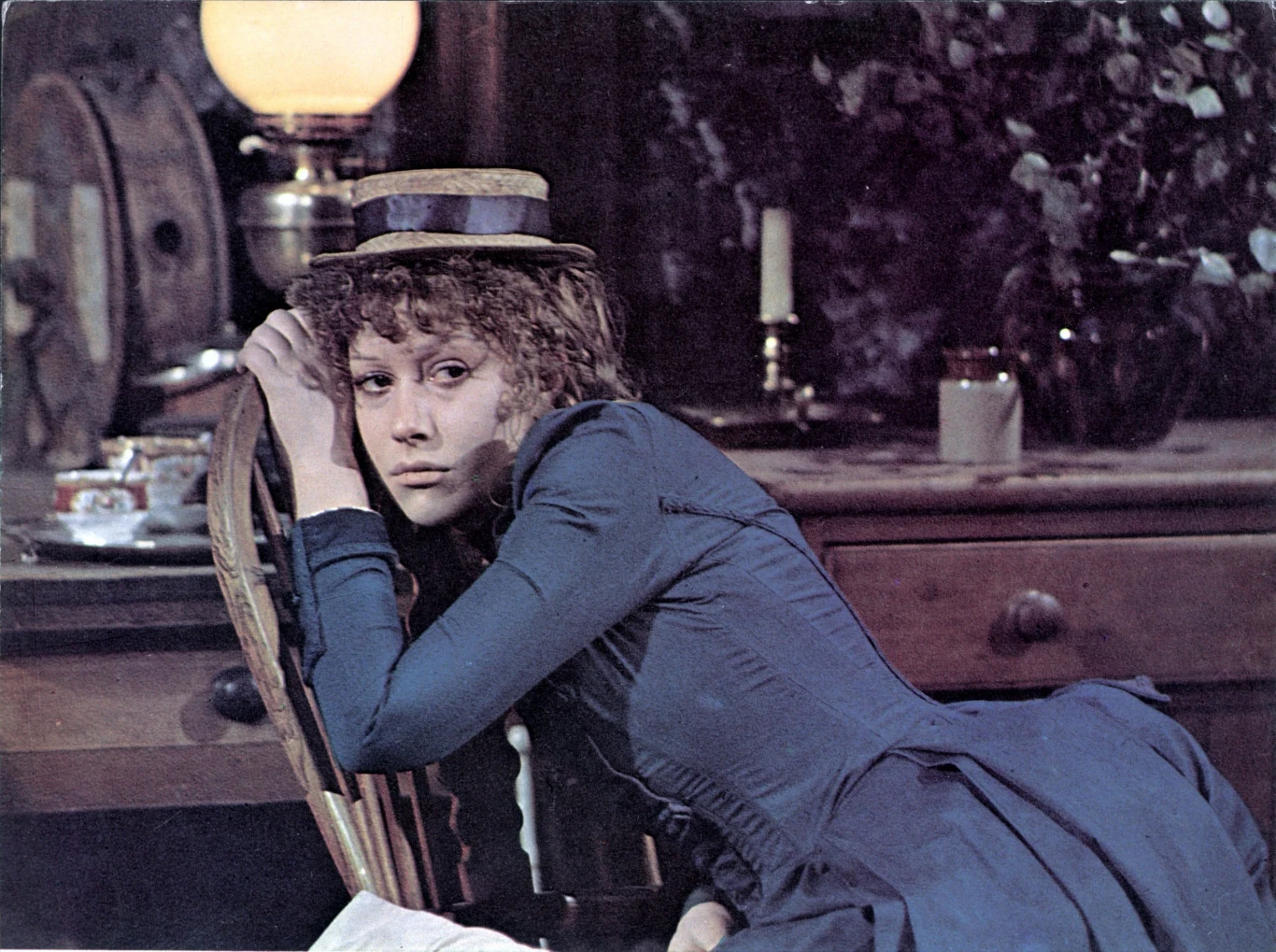 Już od początku kariery Mirren świetnie czuła się w kinie kostiumowym. W przyszłości to właśnie role w tego typu produkcjach miały jej przynieść najwięcej filmowych nagród.