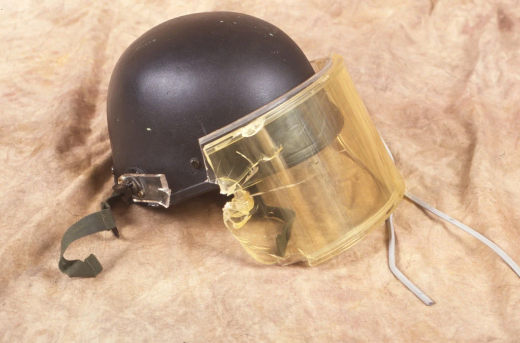 Kask jednego z antyterrorystów z widocznym śladem po kuli