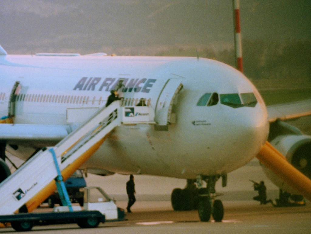 Samolot Air France 8969 na lotnisku w Marsylii podczas interwencji antyterrorystów