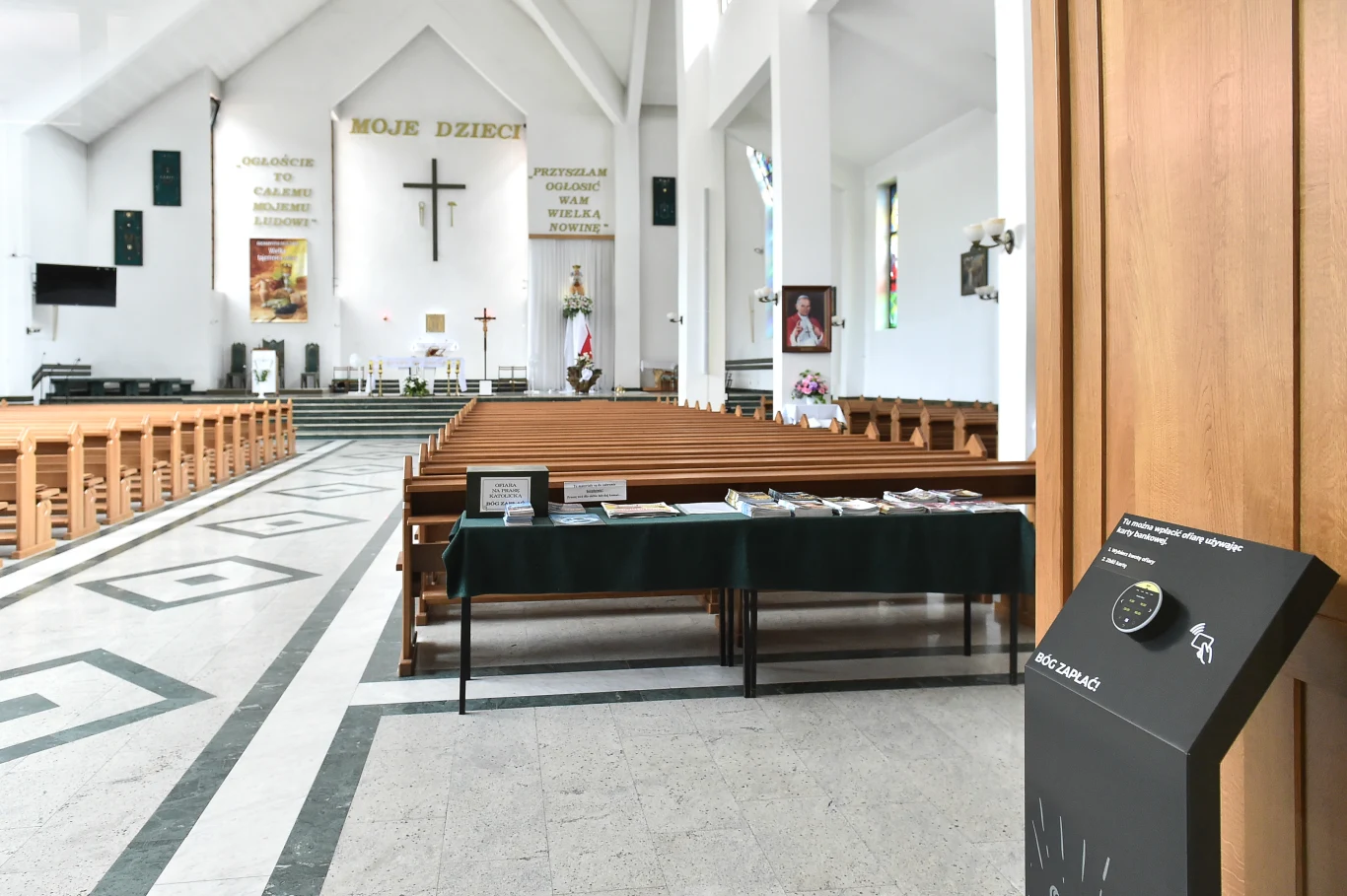 Urządzenie umiejscowione jest w takim miejscu, by ułatwiało płatność osobom, chcącym zapłacić za sprzedawane w kościele gadżety, zapłacić za korzystanie z parkingu, czy po prostu złożyć bezinteresowną ofiarę.
