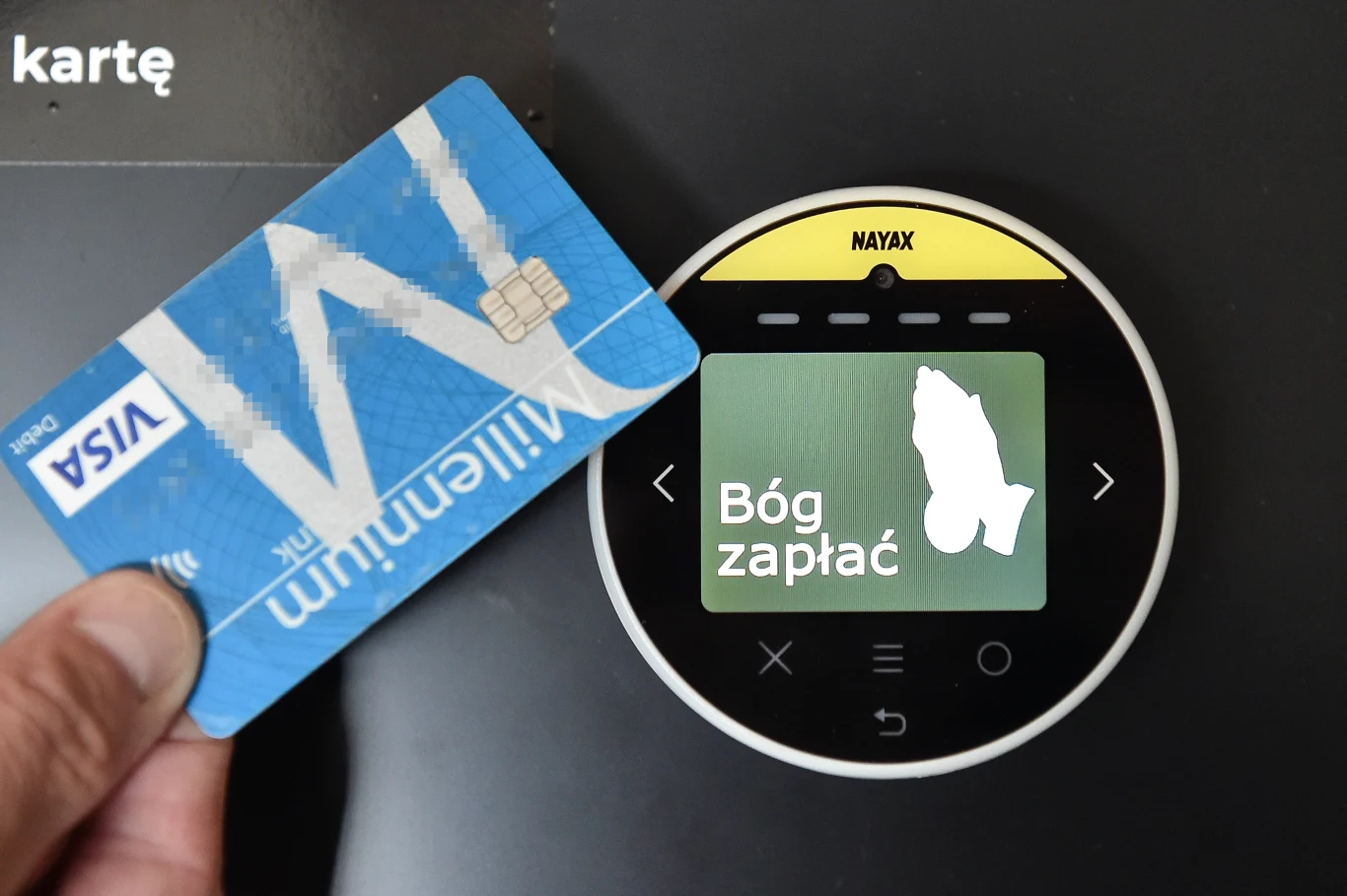 Po autoryzacji transakcji na wyświetlaczu pojawia się symbol dłoni złożonych do modlitwy i komunikat "Bóg zapłać!". Nie wiemy, czy urządzenie drukuje potwierdzenie zapłaty, albo paragon. 
