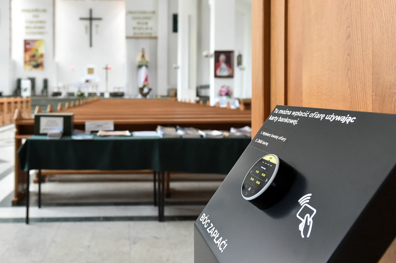 Niektórzy żartują także, że datkomat nieprzypadkowo umieszczono na bocznej ścianie konfesjonału. Gdyby komuś przyszło na myśl wymigać się od dawania na tacę, może od razu skorzystać z możliwości spowiedzi. A następnie osobiście przetestować działanie terminala.