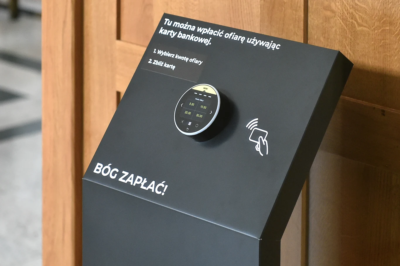 Urządznie umożliwia składanie ofiar całkiem bezgotówkowo, odbywa się ono za pośrednictwem karty płatniczej poprzez bezkontaktowy system PayPass. 