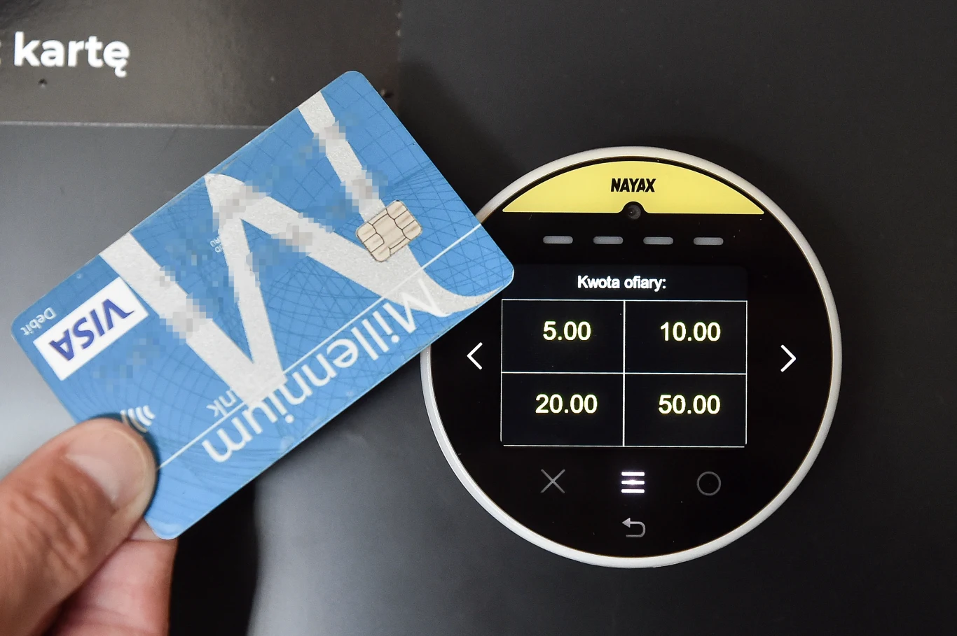 Wierny wybiera na pulpicie kwotę ofiary. Może to być 5, 10, 20 lub 50 złotych. Następnie zatwierdza swój wybór i przykłada kartę do terminala. Reszta odbywa się tak samo, jak podczas każdej płatności tego typu. Z naszego konta pobierana jest po prostu konkretna suma pieniędzy. 