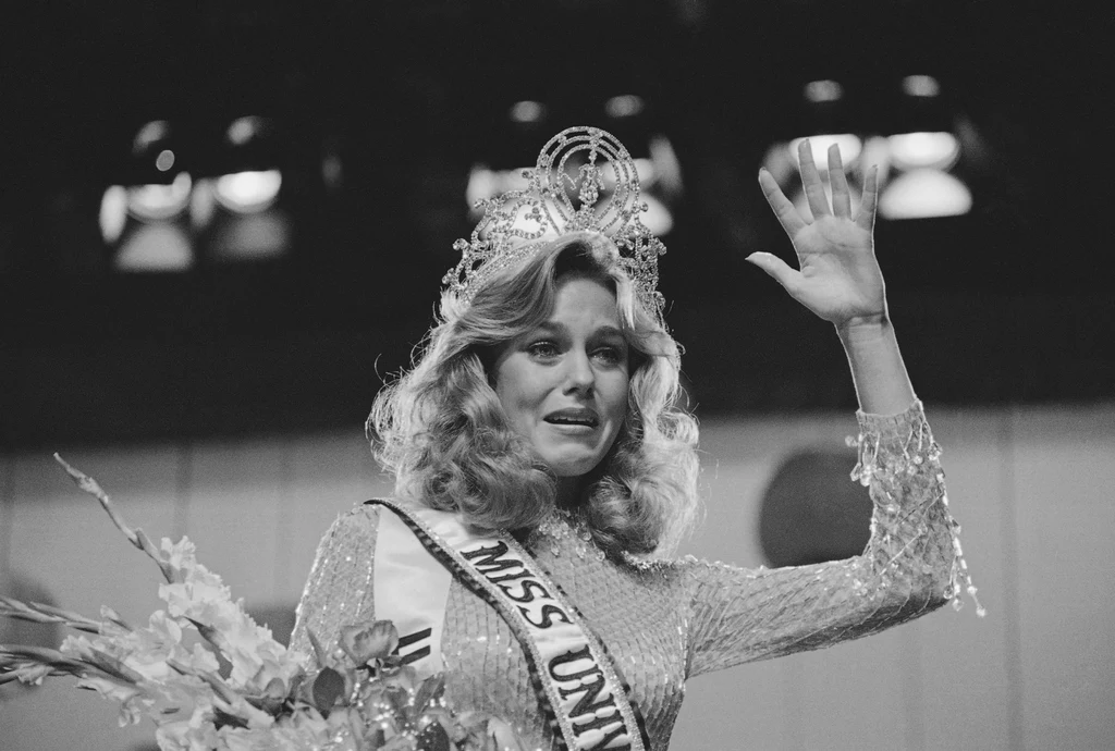 Najlepszą przyjaciółką Shaun była inna piękna ratowniczka, Jill, grana w serialu przez Shawn Weatherly. Gdy Shawn pojawiła się na planie, miała już na koncie tytuł Miss USA, wcześniej była również Miss Południowej Karoliny i Miss Universe - to właśnie te tytuły utorowały jej drogę do sukcesu. Aktorka odeszła z serialu już po pierwszym sezonie - jej bohaterka została zaatakowana przez rekina i mimo, że w szpitalu odzyskała przytomność i zdawała się wracać do zdrowia, zmarła kilka dni później. Najlepszą przyjaciółką Shaun była inna piękna ratowniczka, Jill, grana w serialu przez Shawn Weatherly. Gdy Shawn pojawiła się na planie, miała już na koncie tytuł Miss USA, wcześniej była również Miss Południowej Karoliny i Miss Universe - to właśnie te tytuły utorowały jej drogę do sukcesu. Aktorka odeszła z serialu już po pierwszym sezonie - jej bohaterka została zaatakowana przez rekina i mimo, że w szpitalu odzyskała przytomność i zdawała się wracać do zdrowia, zmarła kilka dni później.