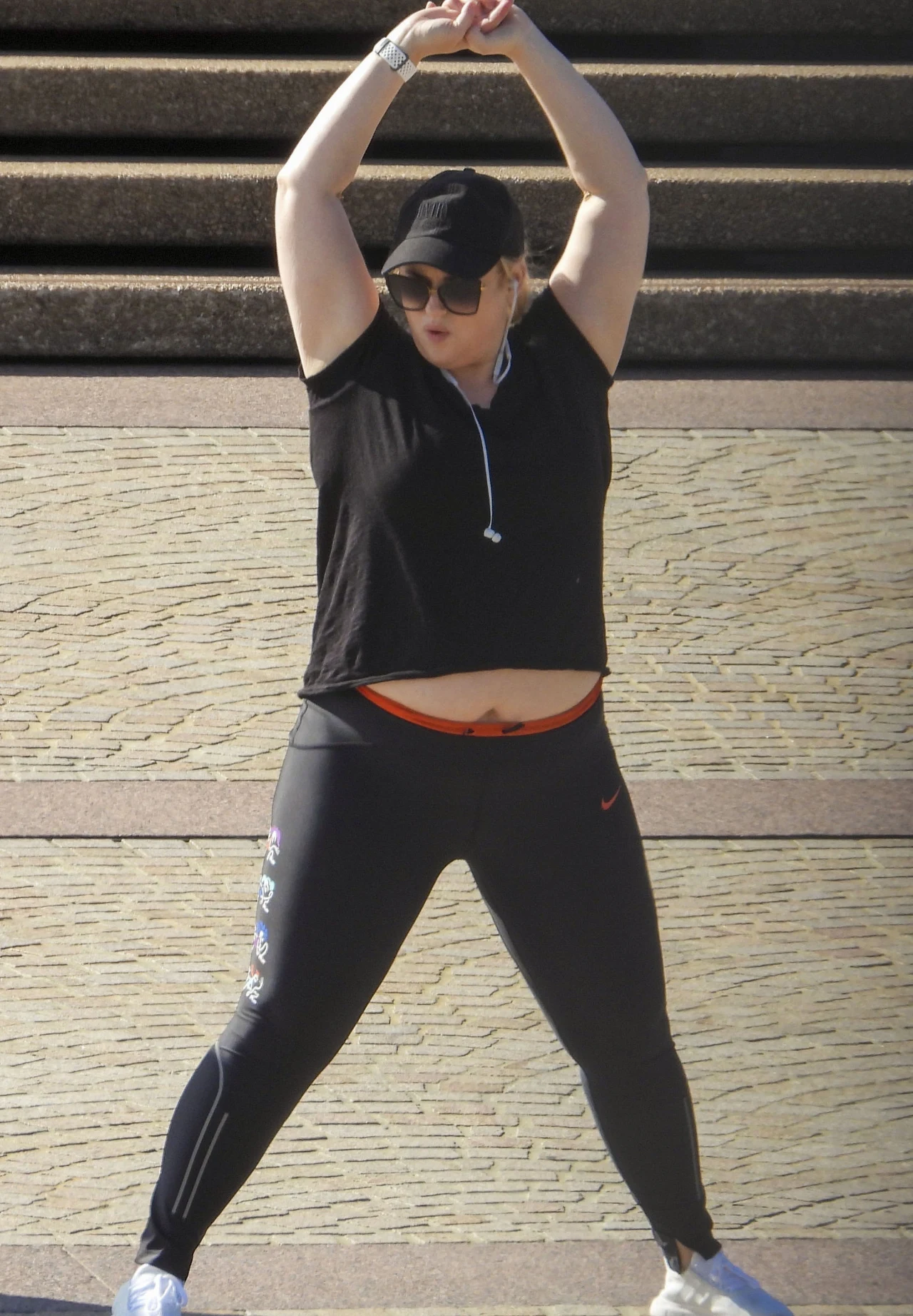 "Rok 2020 będzie rokiem zdrowia" - ogłosiła przed kilkoma miesiącami Rebel Wilson. Australijska aktorka i scenarzystka wyznała wtedy, że postanowiła diametralnie zmienić swój dotychczasowy styl życia i przy pomocy diety oraz ćwiczeń pozbyć się nadwagi. Cel, jaki wyznaczyła sobie gwiazda komedii "Pitch Perfect" i "Oszustek" może wydawać się wręcz nieosiągalny - Wilson chce bowiem w ciągu roku zredukować wagę aż o 75 kilogramów. Posty, które Australijka regularnie zamieszcza w sieci, pozwalają jednak sądzić, że w swojej pracy nad wysmuklaniem sylwetki pozostaje jak na razie konsekwentna.

(PAP Life) 