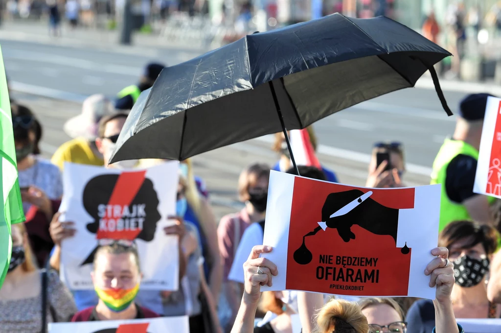 Z kolei Magdalena Staroszczyk z organizacji Warszawskie Dziewuchy powiedziała, że jest na manifestacji, bo chce, aby kobiety nie były ofiarami. "Kobiety, choć mają prawo zabierania głosu, wciąż skutecznie są od tego odwodzone, bo wciąż są wychowywane do bycia spolegliwymi, godzącymi się na swój los, cierpiącymi w milczeniu" - dodała. Z kolei Magdalena Staroszczyk z organizacji Warszawskie Dziewuchy powiedziała, że jest na manifestacji, bo chce, aby kobiety nie były ofiarami. "Kobiety, choć mają prawo zabierania głosu, wciąż skutecznie są od tego odwodzone, bo wciąż są wychowywane do bycia spolegliwymi, godzącymi się na swój los, cierpiącymi w milczeniu" - dodała.