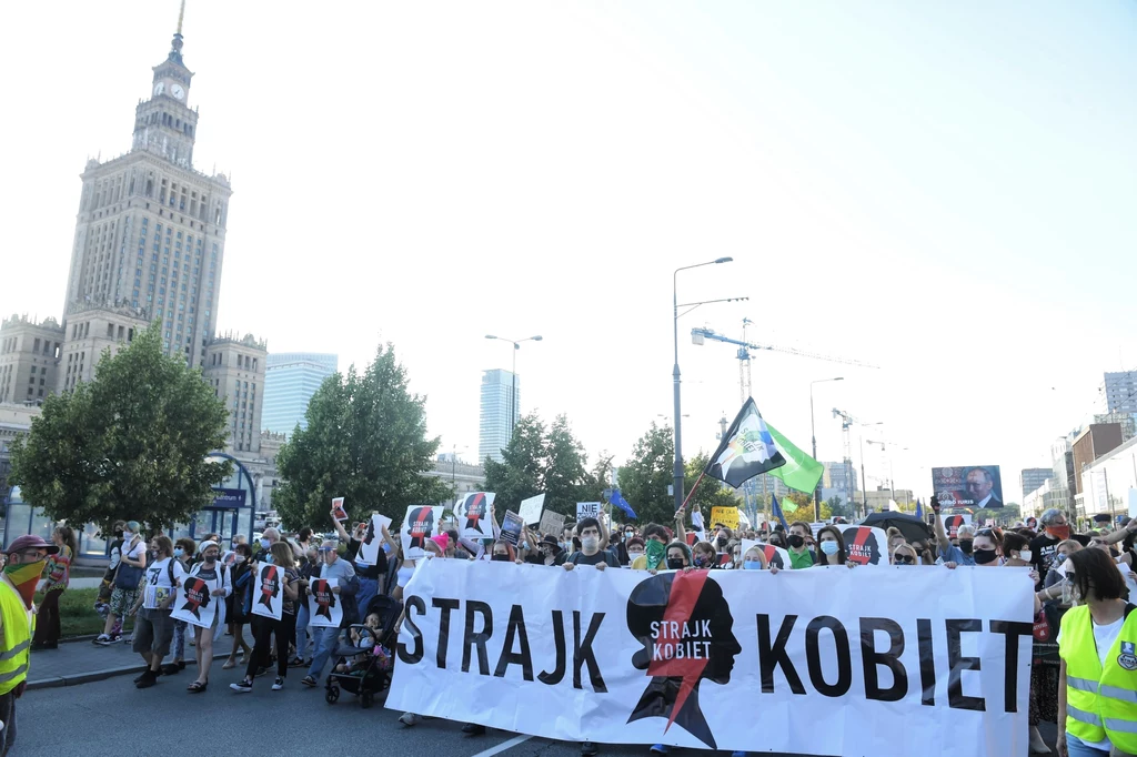 "Konwencja antyprzemocowa była dokumentem bardzo oczekiwanym przez wiele organizacji, działaliśmy na jej rzecz na szczeblu całej Europy. Nie spodziewałam się, gdy pięć lat temu prezydent Bronisław Komorowski ratyfikował konwencję stambulską, że będziemy pięć lat później, zamiast cieszyć się z wdrożenia standardów, o których mówi, działać na rzecz tego, aby nie została wycofana" - mówiła Urszula Nowakowska z Centrum Praw Kobiet. "Konwencja antyprzemocowa była dokumentem bardzo oczekiwanym przez wiele organizacji, działaliśmy na jej rzecz na szczeblu całej Europy. Nie spodziewałam się, gdy pięć lat temu prezydent Bronisław Komorowski ratyfikował konwencję stambulską, że będziemy pięć lat później, zamiast cieszyć się z wdrożenia standardów, o których mówi, działać na rzecz tego, aby nie została wycofana" - mówiła Urszula Nowakowska z Centrum Praw Kobiet.