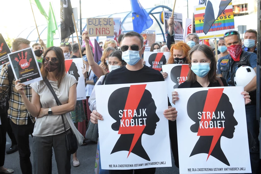 Wśród organizatorów manifestacji - poza Centrum Praw Kobiet i Warszawskimi Dziewuchami - byli Ogólnopolski Strajk Kobiet, Wielka Koalicja za Równością i Wyborem i Warszawski Strajk Kobiet. Wśród organizatorów manifestacji - poza Centrum Praw Kobiet i Warszawskimi Dziewuchami - byli Ogólnopolski Strajk Kobiet, Wielka Koalicja za Równością i Wyborem i Warszawski Strajk Kobiet.