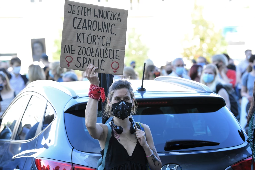 Konwencja o zapobieganiu i zwalczaniu przemocy wobec kobiet i przemocy domowej (nazywanej konwencją antyprzemocową lub konwencją stambulską) ma chronić kobiety przed wszelkimi formami przemocy oraz dyskryminacji. Dokument zakłada m.in., że istnieje związek przemocy z nierównym traktowaniem, oraz że przemoc nie może być usprawiedliwiana tradycją ani religią. Konwencja o zapobieganiu i zwalczaniu przemocy wobec kobiet i przemocy domowej (nazywanej konwencją antyprzemocową lub konwencją stambulską) ma chronić kobiety przed wszelkimi formami przemocy oraz dyskryminacji. Dokument zakłada m.in., że istnieje związek przemocy z nierównym traktowaniem, oraz że przemoc nie może być usprawiedliwiana tradycją ani religią.
