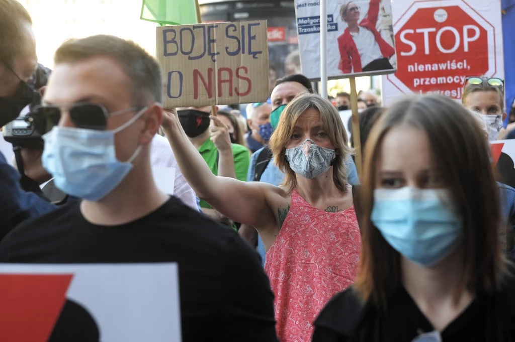 Manifestacja zakończyła się po godz. 19 przed siedzibą Ministerstwa Rodziny, Pracy i Polityki Społecznej. "Wstyd, do dymisji" - skandowali jej uczestnicy przed budyniem MRPiPS pod adresem szefowej tego resortu Marleny Maląg. Manifestacja zakończyła się po godz. 19 przed siedzibą Ministerstwa Rodziny, Pracy i Polityki Społecznej. "Wstyd, do dymisji" - skandowali jej uczestnicy przed budyniem MRPiPS pod adresem szefowej tego resortu Marleny Maląg.